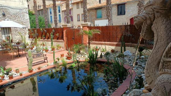 Отель El Castell Embruixat Saint-Hippolyte  Экстерьер фото