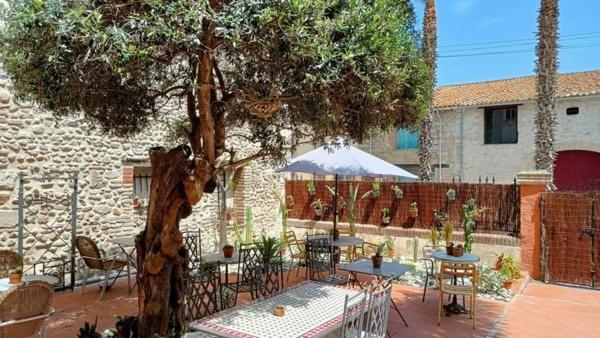 Отель El Castell Embruixat Saint-Hippolyte  Экстерьер фото