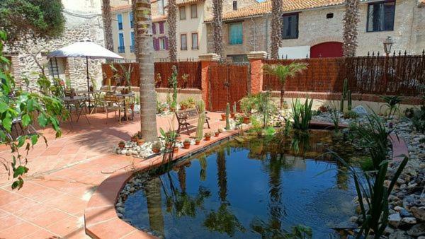 Отель El Castell Embruixat Saint-Hippolyte  Экстерьер фото